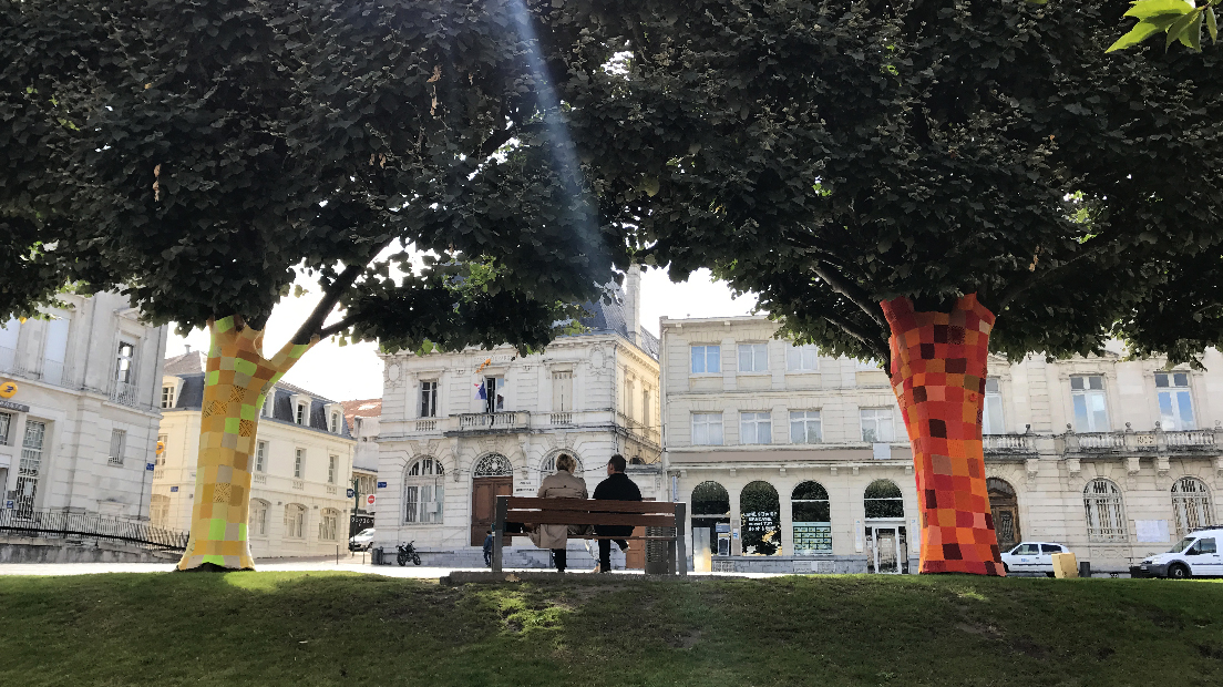 Exposition de tricot urbain "Fil &agrave; fil. Mont-de-Marsan habill&eacute; pour l'hiver"